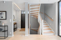 Marte med hvitmalte stusstrinn og eik håndløper Marte