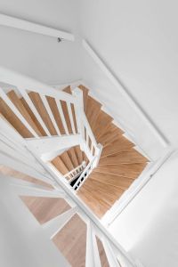 Basistrapp med trinn i eik, hvitmalte håndløpere, spiler og stolper Basistrapp med trinn i eik, hvitmalte håndløpere, spiler og stolper