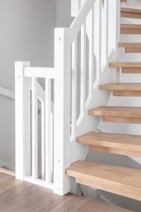 Basistrapp med trinn i eik, hvitmalte håndløpere, spiler og stolper Basistrapp med trinn i eik, hvitmalte håndløpere, spiler og stolper