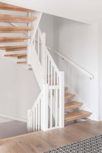 Basistrapp med trinn i eik, hvitmalte håndløpere, spiler og stolper Basistrapp med trinn i eik, hvitmalte håndløpere, spiler og stolper