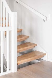 Basistrapp med trinn i eik, hvitmalte håndløpere, spiler og stolper Basistrapp med trinn i eik, hvitmalte håndløpere, spiler og stolper