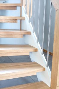 Basistrapp med oppgradert rekkverk til stålspiler Basistrapp med oppgradert rekkverk til stålspiler