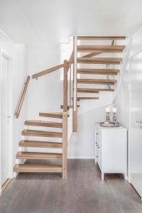 Trapp med underliggende vange og eik i trinn Trapp med underliggende vange og eik i trinn