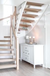 Trapp med underliggende vange og eik i trinn Trapp med underliggende vange og eik i trinn