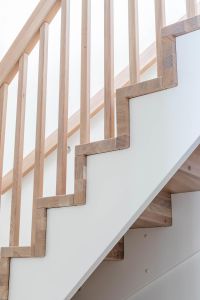 Trapp med underliggende vange, trinn og opptrinn i eik, hvit vange og uten trappenese Trapp med underliggende vange, trinn og opptrinn i eik, hvit vange og uten trappenese