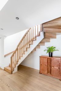 Trapp med underliggende vange, trinn og opptrinn i eik, hvit vange og uten trappenese Trapp med underliggende vange, trinn og opptrinn i eik, hvit vange og uten trappenese