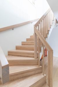 Trapp med underliggende vange, trinn og opptrinn i eik, hvit vange og uten trappenese Trapp med underliggende vange, trinn og opptrinn i eik, hvit vange og uten trappenese