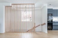 Trapp med underliggende vange, trinn og opptrinn i eik, hvit vange og uten trappenese. Spilevegg. Trapp med underliggende vange, trinn og opptrinn i eik, hvit vange og uten trappenese. Spilevegg.