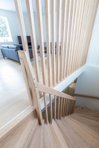 Trapp med underliggende vange, trinn og opptrinn i eik, hvit vange og uten trappenese. Spilevegg. Trapp med underliggende vange, trinn og opptrinn i eik, hvit vange og uten trappenese. Spilevegg.