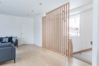 Trapp med underliggende vange, trinn og opptrinn i eik, hvit vange og uten trappenese. Spilevegg. Trapp med underliggende vange, trinn og opptrinn i eik, hvit vange og uten trappenese. Spilevegg.