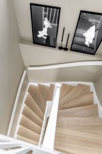 Basistrapp oppgradert med helstav eik i trinn, firkantspiler og hvitmalte stusstrinn Basistrapp oppgradert med helstav eik i trinn, firkantspiler og hvitmalte stusstrinn