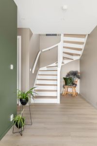 Basistrapp oppgradert med helstav eik i trinn, firkantspiler og hvitmalte stusstrinn Basistrapp oppgradert med helstav eik i trinn, firkantspiler og hvitmalte stusstrinn