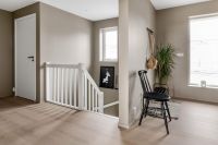 Hvitmalt rekkverk med firkantspiler