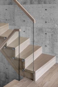 Designtrapp med alle trappens deler i beiset langstav eik, underliggende vange og boltet glassrekkverk Designtrapp med alle trappens deler i beiset langstav eik, underliggende vange og boltet glassrekkverk