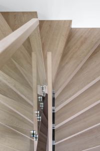 Designtrapp med alle trappens deler i beiset langstav eik, underliggende vange og boltet glassrekkverk Designtrapp med alle trappens deler i beiset langstav eik, underliggende vange og boltet glassrekkverk