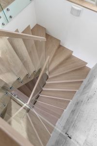 Designtrapp med alle trappens deler i beiset langstav eik, underliggende vange og boltet glassrekkverk Designtrapp med alle trappens deler i beiset langstav eik, underliggende vange og boltet glassrekkverk