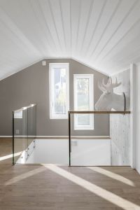 Returgelender trapp med boltet glassrekkverk, eik håndløper på toppen Returgelender trapp med boltet glassrekkverk, eik håndløper på toppen