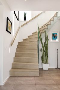 Designtrapp med underliggende vange, boltet glassrekkverk uten håndløper Designtrapp med underliggende vange, boltet glassrekkverk uten håndløper