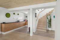 Designtrapp med underliggende vange, boltet glassrekkverk uten håndløper. Designtrapp med underliggende vange, boltet glassrekkverk uten håndløper.