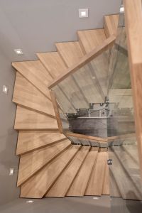 Designtrapp med sentervange, alle trappens deler i parkettmønstret eik. Tette trinn uten trappenese. Boltet glassrekkverk med håndløper i eik Designtrapp med sentervange, alle trappens deler i parkettmønstret eik. Boltet glassrekkverk med håndløper i eik.