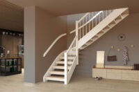 Sofie standard trapp med helstav eik i trinn. Hvitmalte vanger og rekkverk. Sofie standard trapp helstav eik