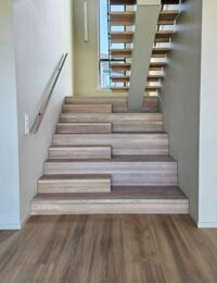 Tribunetrapp med sentervange med boltet glass øvre løp Designtrapp - Tribunetrapp med sentervange med boltet glass øvre løp