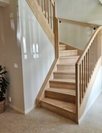 Designmodell Sanna med alle trappens deler i hvitkjerne ask helstav Designmodell Sanna med alle trappens deler i hvitkjerne ask helstav