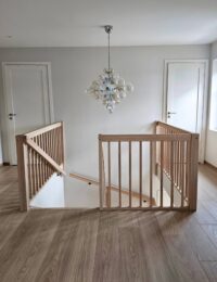 Returgelender i helstav ask med firkantspiler Returgelender i helstav ask med firkantspiler