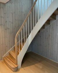 Eik helstav trinn, avrundet blokktrinn, malte deler Modern Beige NCS-kode 2805-Y27R
