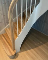 Eik helstav trinn, avrundet blokktrinn, malte deler Modern Beige NCS-kode 2805-Y27R